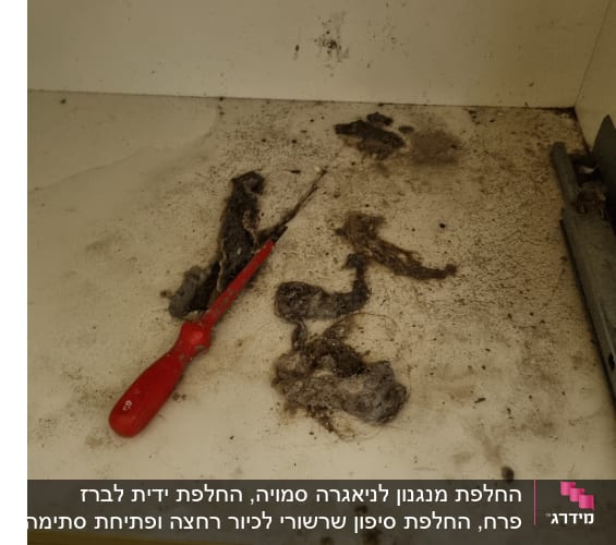 מברג אדום ולכלוך על משטח לבן